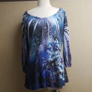 blue top, short sleeve